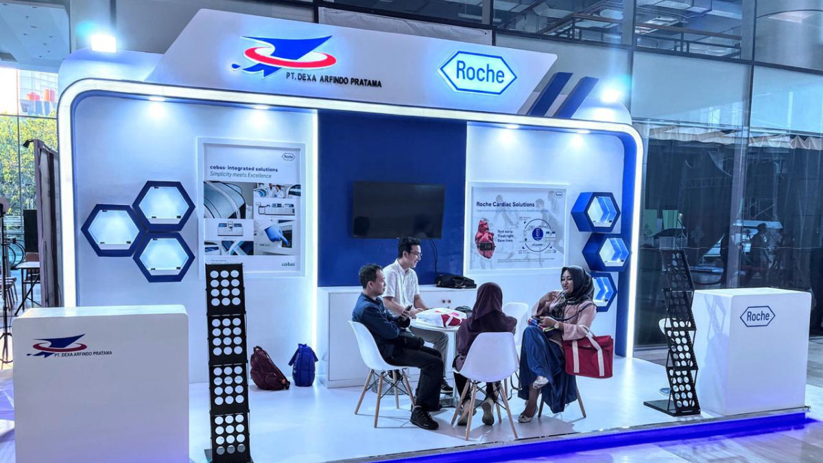 Booth PT Dexa Arfindo Pratama dengan papan nama Roche